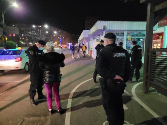 Trei femei din Reșița, care ar fi trebuit să fie în carantină, prinse de jandarmi după ce s-au luat la ceartă în autobuz