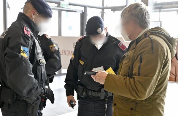 Doi poliţişti controlează certificatul verde COVID al unui bărbat, în Austria