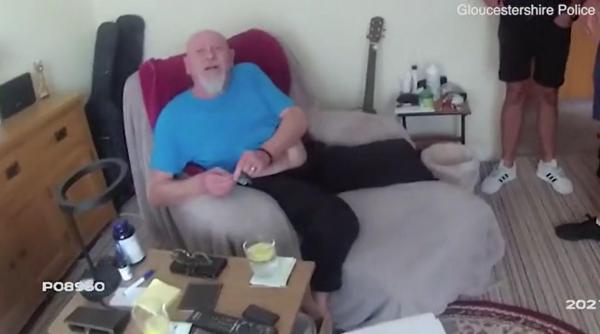 Violator prins după 30 de ani. Momentul în care bărbatul le râde în față polițiștilor care îl anunță că este arestat, în Marea Britanie