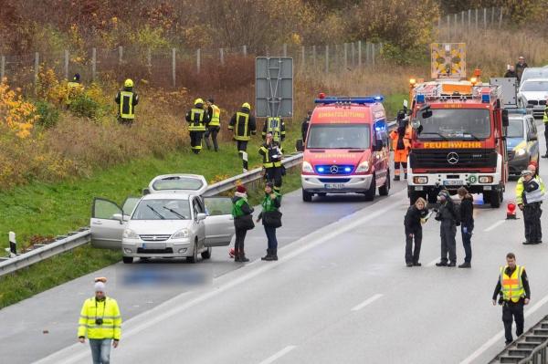 O femeie a fost înjunghiată de soț, apoi aruncată pe autostradă unde a fost lovită de un camion, în Germania