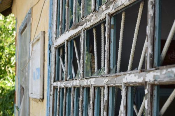 De nervi că nu avea cheile la el, un bărbat din Tulcea a spart geamurile de la intrarea în bloc