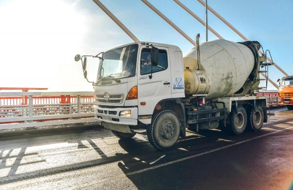 Un român a provocat un adevărat dezastru pe o şosea din Austria. A împrăştiat beton peste 25 de maşini, pe o distanţă de 6 kilometri