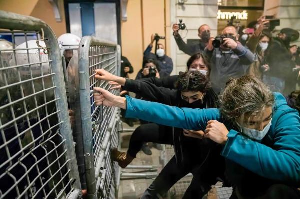 Proteste în Turcia, de Ziua Internaţională pentru Eliminarea Violenţei împotriva Femeilor