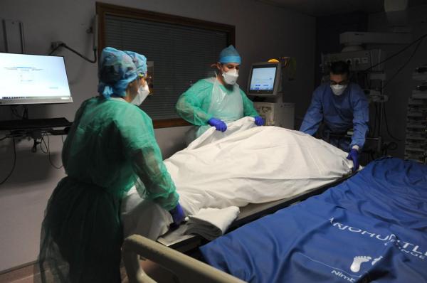 Doi adolescenți nevaccinați, de 15 și 18 ani, au murit de Covid