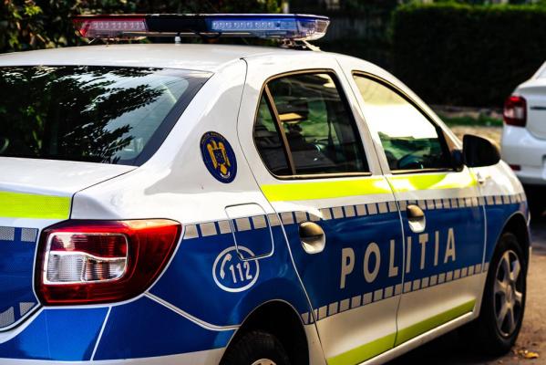 Ajunşi la uşă pentru a cumpăra droguri, bărbaţii au dat nas în nas cu poliţia