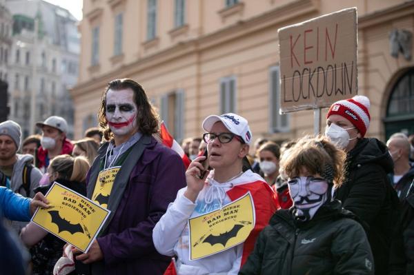 Mii de persoane au ieşit pe străzi în Austria pentru a protesta faţă de introducerea vacinării obligatorii anti-Covid
