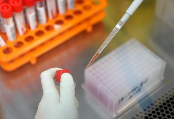 Cât de periculoasă este noua variantă de coronavirus. Medicul care a descoperit Omicron spune că nu există ”motiv de panică”