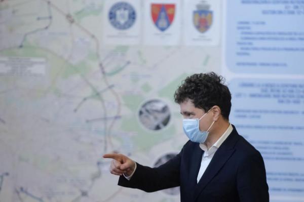 Nicuşor Dan, primarul Capitalei, în dreptul unei hărţi a Bucureştiului
