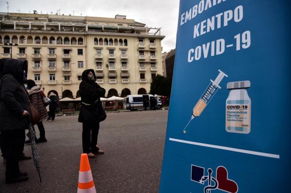 Vaccinarea anti-COVID ar putea deveni obligatorie pentru grecii cu vârste de peste 60 de ani