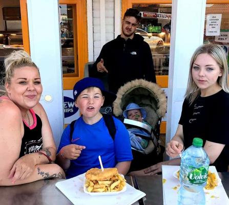 Mamă a 3 copii, amendată de şcoala unde învaţă fiul său pentru că l-a ţinut acasă, suspect de COVID