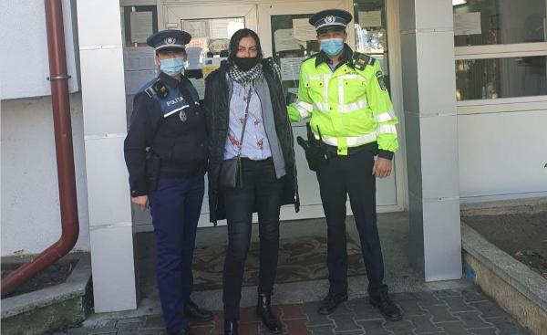 A fost prinsă tânăra care a fugit de sub escortă, în drum spre arest. Polițiștii au găsit-o în spatele unui bloc din Bacău