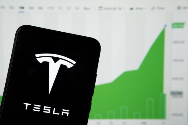 Cât valorează acum 1.000 de dolari investiți în acțiuni Tesla în urmă cu 1, 5 sau 10 ani