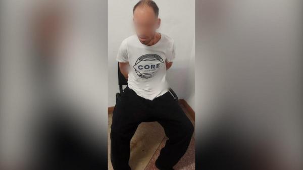 Un tată și-ar fi înjunghiat fetițele gemene și soția, într-un apartament din Roman. Unul dintre copii a murit