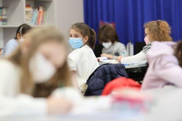 Peste 2 milioane de elevi și preșcolari merg de astăzi la şcoală şi la grădiniţă. Aproape un milion de copii, însă, încep cursurile online