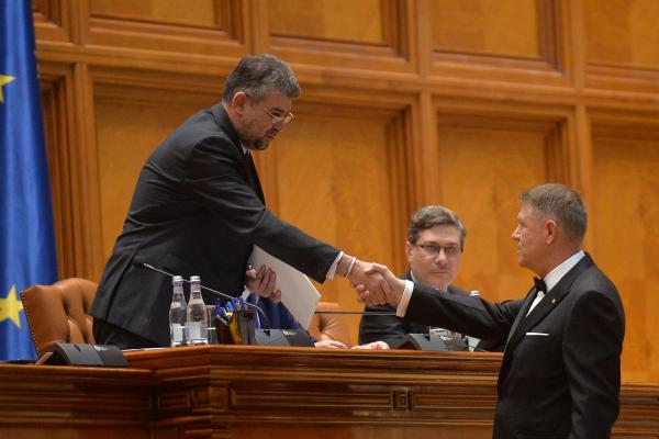 Presedintele ales, Klaus Iohannis (D) si presedintele Camerei Deputatilor, Marcel Ciolacu, isi strang mainile inaintea inceperii ceremoniei depunerii juramantului in plenul Parlamentului, sambata 21 decembrie 2019.