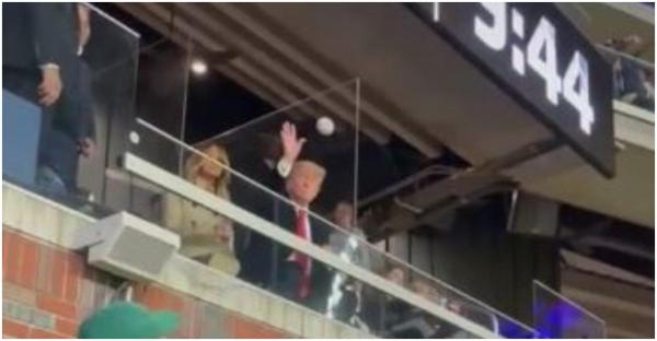 Donald Trump, fostul preşedinte american in tribună alături de soţia lui