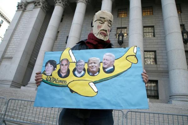 Procesul lui Ghislaine Maxwell. Pilotul fostului miliardar american, Jeffrey Epstein, a dezvăluit ce nume grele a dus cu avionul numit Lolita Express