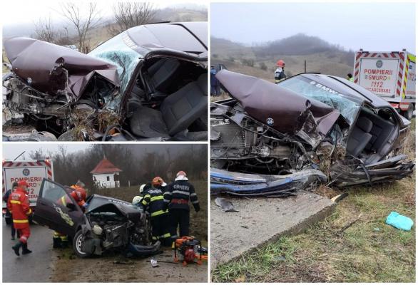 BMW făcut praf după ce şoferul a intrat într-un cap de pod, la Ocnele Mari