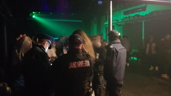 Peste o sută de persoane, depistate petrecând într-un club din Vâlcea. Patru dintre ele se aflau în carantină. Poliţia a intervenit cu forţele speciale