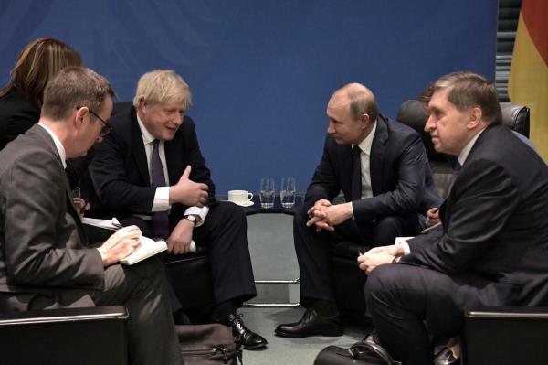 Boris Johnson și Vladimir Putin s-au întâlnit la Berlin, pe 19 ianuarie 2020, unde au discutat despre situația din Libia. Liderul de la Kremlin a fost însoțit de consilierul prezidențial Yuri Ushakov.