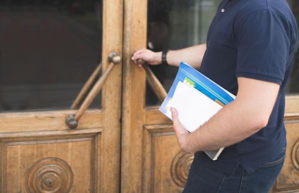 Un elev din Târgu Secuiesc, ameninţat şi strâns de gât de un profesor, la intrarea în liceu. Tânărul întârziase la ore