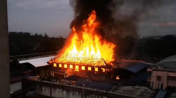 Sute de deținuți au dat foc închisorii din Krabi, din cauza Covid. Au incendiat clădirea, ca să nu se infecteze