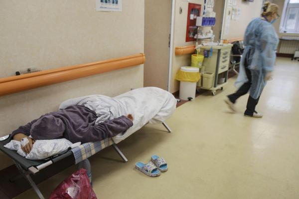 Alți 3 români sunt suspecți de infectare cu Omicron. Sunt doi tineri veniți din Egipt și unul din Anglia