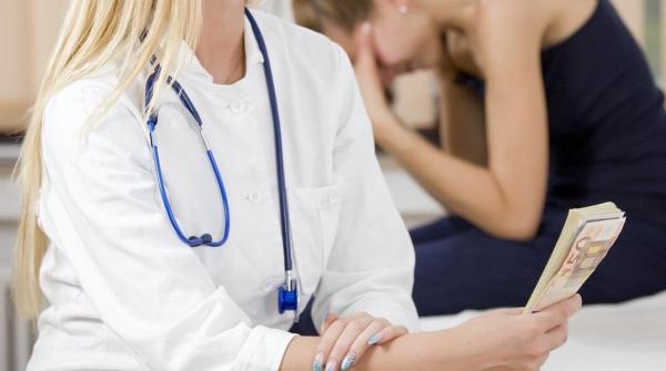 Doctoriță din Bihor, "turnată" de asistenta medicală. Într-o singură lună, ar fi luat șpagă de 334 de ori