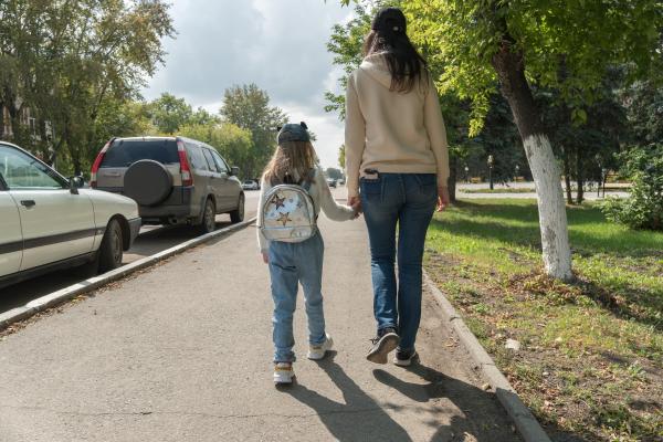 Coșmarul unei mame. Trei bărbați au oprit-o pe stradă și s-au oferit să-i cumpere fiica, în timp ce o ducea la școală, în Anglia