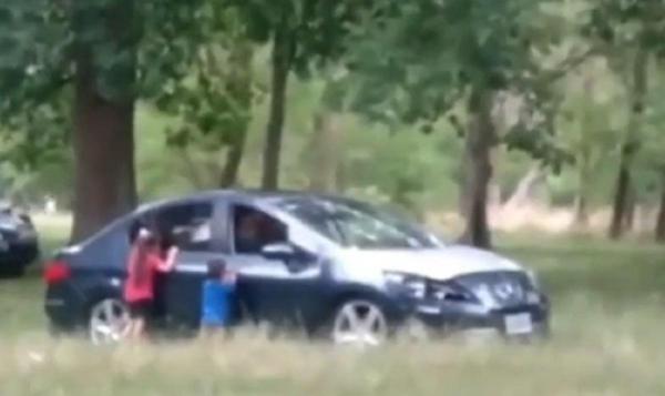 Părinţi arestaţi după ce şi-au scos copiii din maşină ca să întreţină relaţii sexuale, într-un parc din La Plata