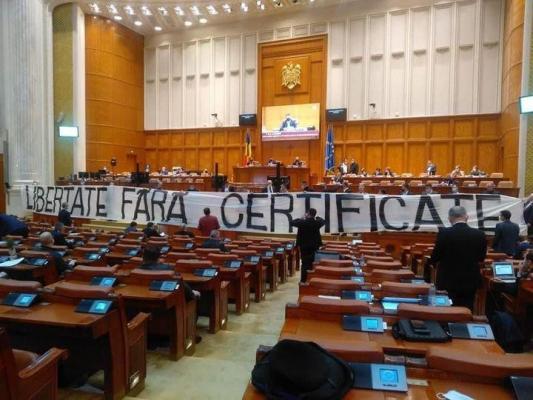 George Simion a făcut circ în parlament la portavoce. ”De frică, deputații nu au vrut să voteze azi certificatul verde!”