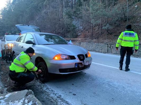 “Ajută să ajuți! Pentru suflet!” Gest impresionant făcut de doi poliţişti din Neamţ. Au sărit în ajutorul unei persoane care făcuse pană şi nu putea cere ajutorul