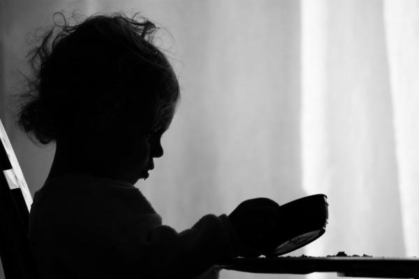 Un copil de 4 ani a murit de foame, după ce mama lui a băut luni în şir fără să aibă grijă de el. Femeia din Rusia a fost arestată