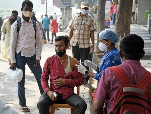 India va începe vaccinarea minorilor de peste 15 ani, ca răspuns în faţa variantei Omicron