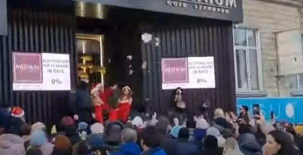 A plouat cu bijuterii în faţa unui magazin din Chişinău. Zeci de oameni s-au „bătut” ca să prindă ceva