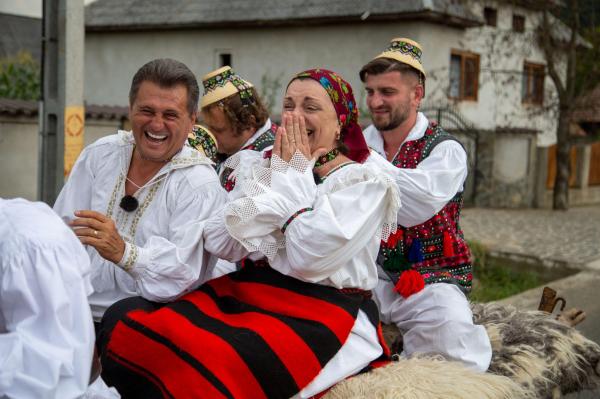 Astăzi, de la 20:30, la Antena 1, Carmen Tănase, Anca Dinicu, Marius Damian și Silviu Mircescu vin la Poftiţi pe la noi: Poftiţi prin ţară!