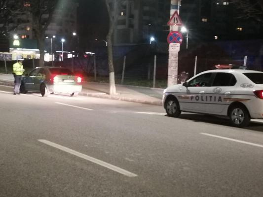 Un adolescent de 16 ani, prins la volanul unei mașini cu 6 persoane. L-a dat jos pe șofer pentru că nu-i plăcea cum conduce