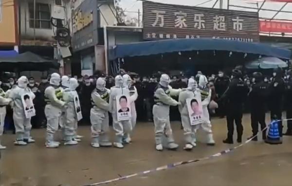 Marşul ruşinii, cu numele şi poza la vedere. Pedeapsa primită de 4 chinezi care ar fi sfidat restricţiile anti-Covid | VIDEO