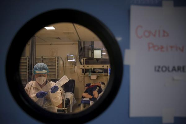 Un cadru medical verifica o seringa intr-un salon cu pacienti infectati cu SARS-CoV-2 la Unitatea de Primiri Urgente a Spitalului Universitar de Urgenta Bucuresti,