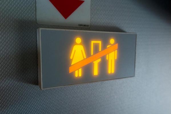 O femeie din SUA s-a autoizolat în toaleta avionului, după ce şi-a făcut un test COVID în timpul zborului