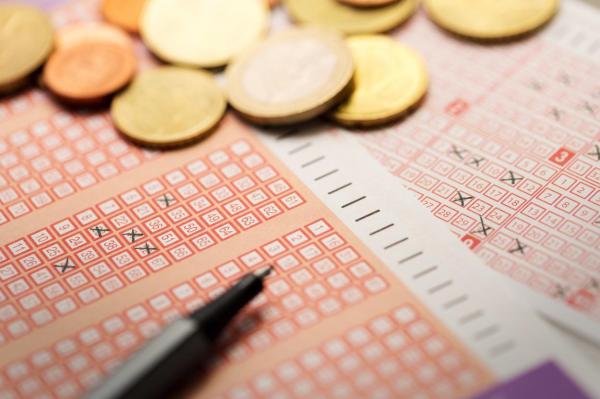 Un american, şofer de basculantă, a câştigat de două ori la loto cu aceleaşi numere