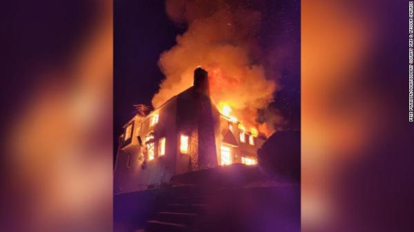 Un bărbat a dat foc casei în încercarea de a scăpa de șerpi