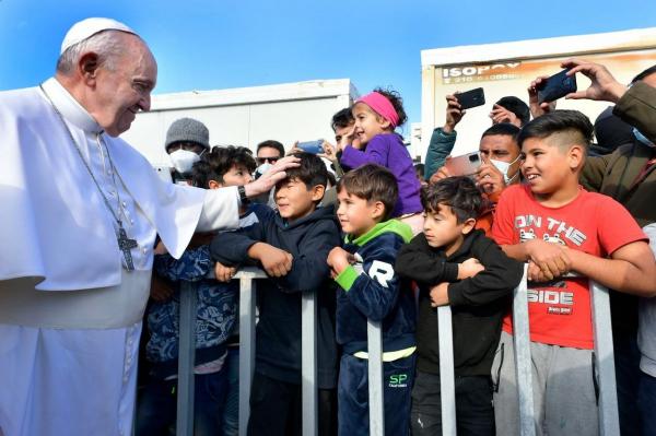 Papa Francisc, mesaj către liderii lumii de pe insula Lesbos: Vă implor să oprim acest naufragiu al civilizaţiei. Suntem în epoca gardurilor și a sârmei ghimpate