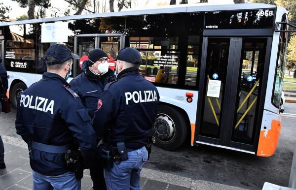 Amenda primită de un român, prins că nu are super certificatul verde în autobuz la Roma. Cum s-a apărat bărbatul