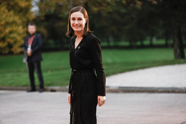 Scandal în Finlanda, după ce premierul Sanna Marin a petrecut o noapte în club, deși intrase în contact cu un coleg de cabinet confirmat cu Covid-19
