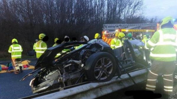 Imagini revoltătoare surprinse pe o autostradă din Scoţia: 7 şoferi s-au oprit să filmeze un accident, în loc să acord ajutor victimelor. Reacţia poliţiei