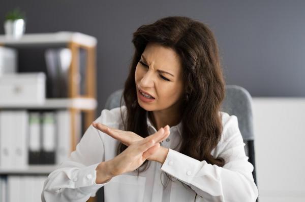 O femeie nervoasă la locul de muncă