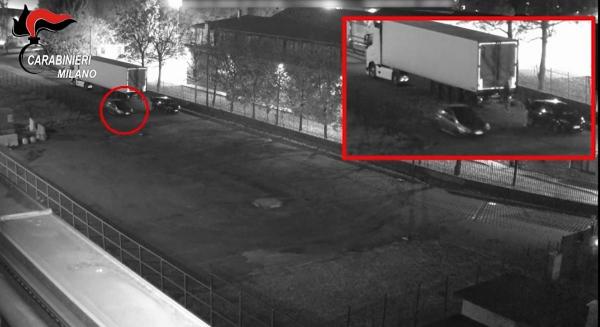 Şoferi de TIR sechestraţi de o bandă de români, în Italia. Hoţii au fost filmaţi în timp ce le jefuiau camioanele