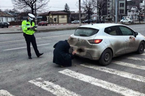 Şoferiţă, obligată de un poliţist să îşi cureţe numerele de înmatriculare. Femeia a fost şi amendată