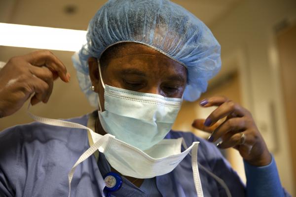 Două măşti suprapuse oferă protecție mai bună la Covid-19: 92,5% dintre particulele infecțioase, blocate